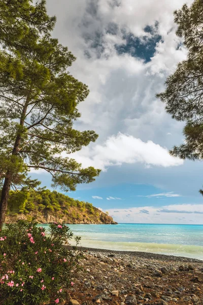Praia no mar Mediterrâneo. Antalya, Turquia — Fotografia de Stock