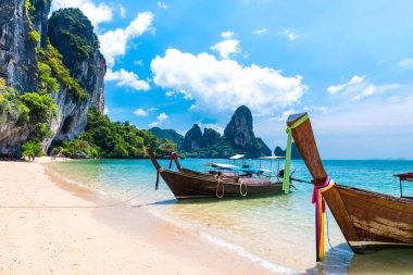 Uzun kuyruk teknesi tropikal plaj, Krabi, Tayland