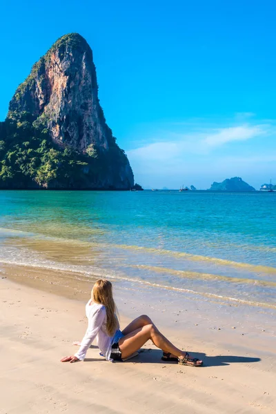 Woman resting on Railay beach Krabi Thailand. Asia — Stock Photo, Image