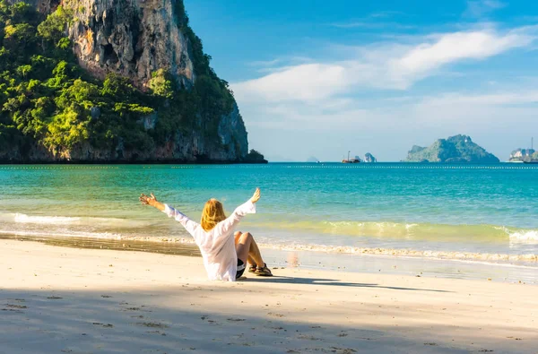 Kobieta odpoczywająca na plaży Railay Krabi Tajlandia. Azja — Zdjęcie stockowe