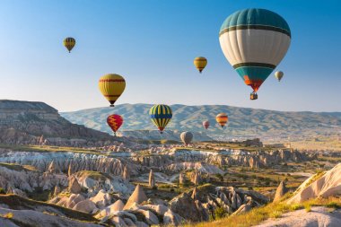 Kapadokya, Türkiye üzerinde uçan sıcak hava balonları