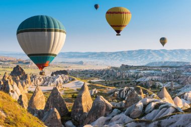 Kapadokya, Türkiye üzerinde uçan sıcak hava balonları