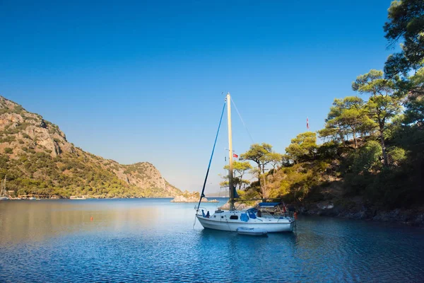 Yate en Mar Mediterráneo Marmaris, Turquía — Foto de Stock