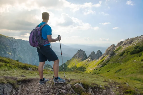 Hombre excursionista en la cima de la montaña — Foto de Stock