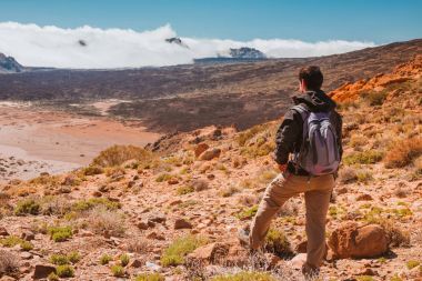 Spor adam dağın zirvesinde. Tenerife Kanarya