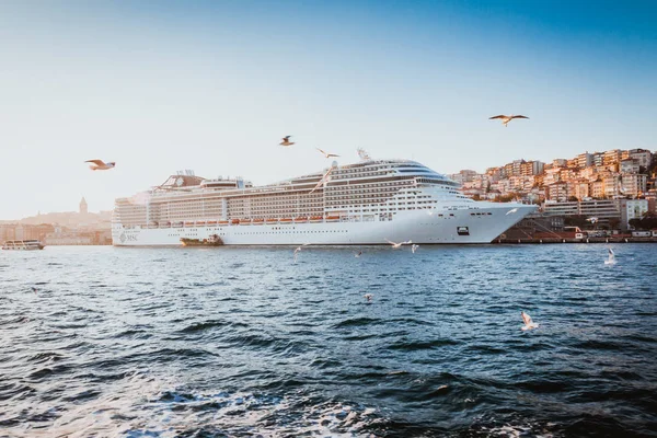 Iistanbul, Turcja - 18 kwietnia 2018 r.: Widok na Bosfor i cruise liner — Zdjęcie stockowe