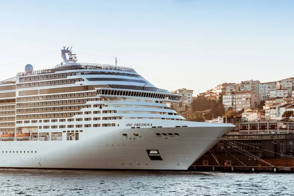 Iistanbul, Turcja - 18 kwietnia 2018 r.: Widok na Bosfor i cruise liner — Zdjęcie stockowe