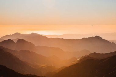 Altın gün batımı kurak çöl manzarası Sina, Mısır