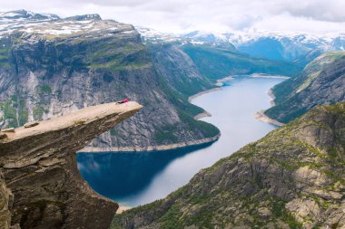 Trolltunga Norveç 'te poz veren kadın