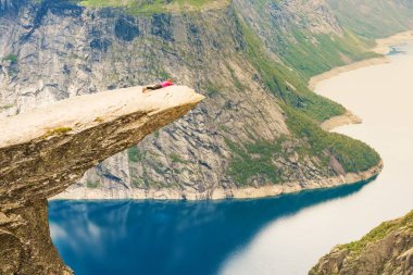 Trolltunga Norveç 'te poz veren kadın