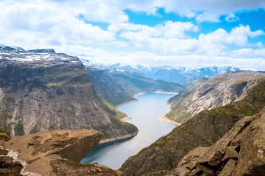 kaya oluşumu yakınındaki Trolltunga trol dil Odda Norveç