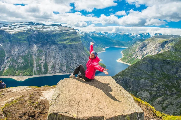 Αθλητική γυναίκα ποζάρει στο Trolltunga της Νορβηγίας — Φωτογραφία Αρχείου