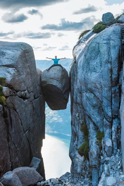 Mulher em Kjeragbolten Viajar na Noruega — Fotografia de Stock