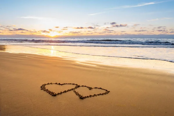 De dag van Valentijnskaarten op strand — Stockfoto