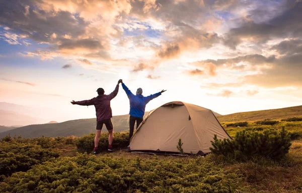 Camping et couple au sommet des hautes montagnes — Photo
