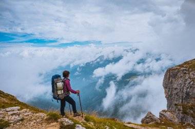 Aktif yürüyüşçü yürüyüşü, manzaranın tadını çıkarmak, dağların manzarasına bakmak.
