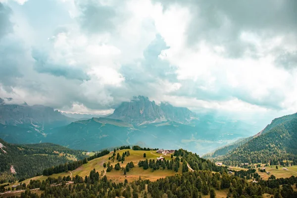 Letni krajobraz góry Langkofel, Tyrol Południowy, Dolomity, Włochy — Zdjęcie stockowe