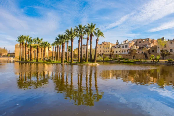 Parque Real de Fez con lago y palmeras, Marruecos — Foto de Stock