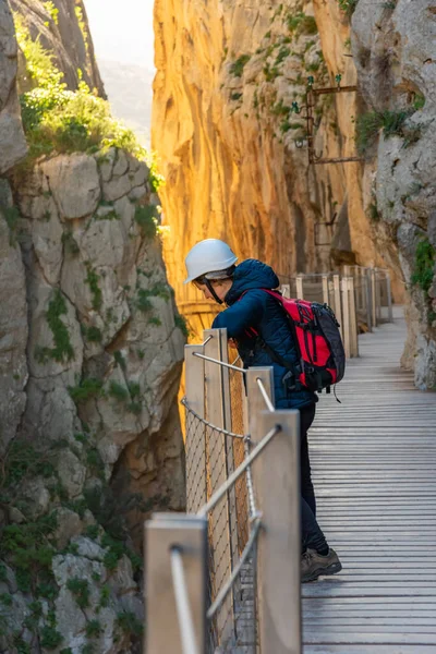 Donna turistica a El Caminito del Rey attrazione turistica Malaga, Spagna — Foto Stock