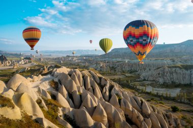 Büyük turistik Cappadocia sıcak hava balon uçuş