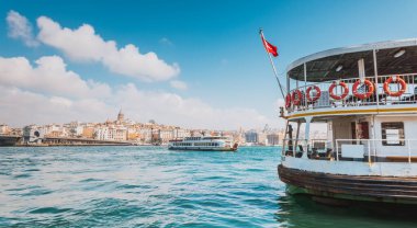 Golden Horn Körfezi ve Galata manzaralı feribot, Summer, Istanbul, Türkiye