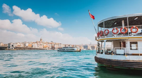 Ferry en la bahía de Cuerno de Oro y Galata vista, verano, Estambul, Turquía — Foto de Stock