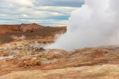Gunnuhver Kaplıcaları buharlı muhteşem bir manzara. İzlanda, Reykjanes