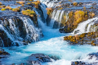 İzlanda 'da Mavi Bruarfoss şelaleleri