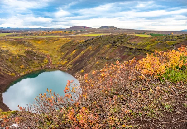 Cráter volcánico Kerid con lago azul en el interior, atracción turística de Islandia —  Fotos de Stock
