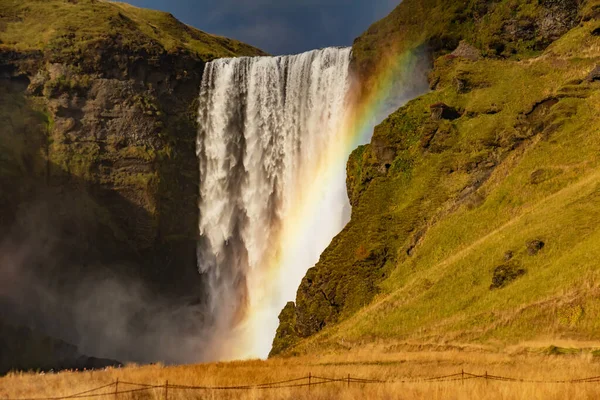 Skogafoss Wasserfall und Regenbogen, Island — Stockfoto