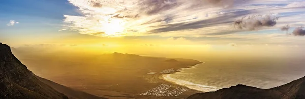 Panorama del tramonto sulla spiaggia del resort sull'oceano Famara Lanzarote Isole Canarie, Spagna — Foto Stock