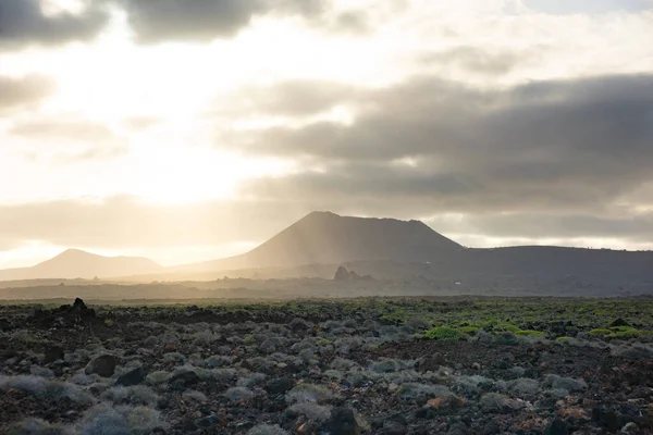 Vulkanisch landschap bij zonsondergang in Timanfaya National Park Lanzarote Canarische Eilanden — Stockfoto