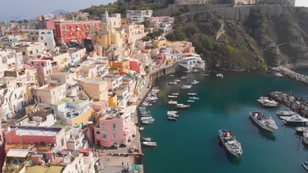Vista aérea del pueblo de pescadores de Corriccella en la isla de Procida cerca de Nápoles Italia — Vídeos de Stock