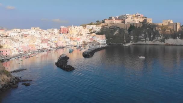 Vista aérea del pueblo de pescadores de Corriccella en la isla de Procida cerca de Nápoles Italia — Vídeos de Stock