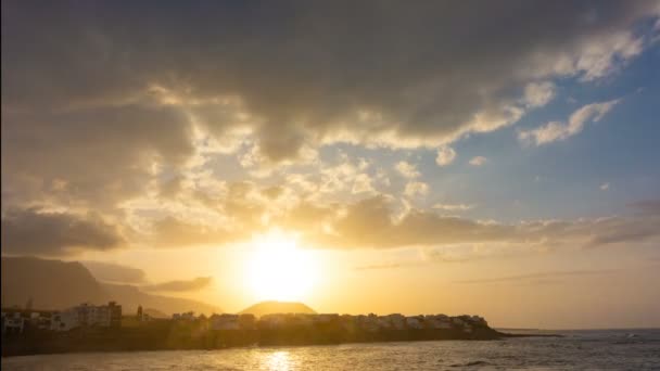 Время заката океана над небольшим курортным городком Тенерифе Канарские острова — стоковое видео