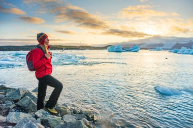 Buzul Jokulsarlon Gölü, İzlanda yakınlarında sportif bir kadın.