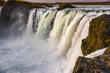Şelale Godafoss. İzlanda 'nın en iyi şelalelerinden biri.