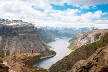 Trolltunga Norveç 'te poz veren kadın