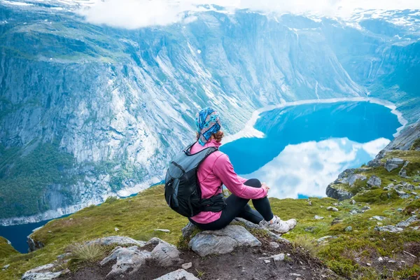 Norská túra. Sportovní žena poblíž Trolltunga — Stock fotografie