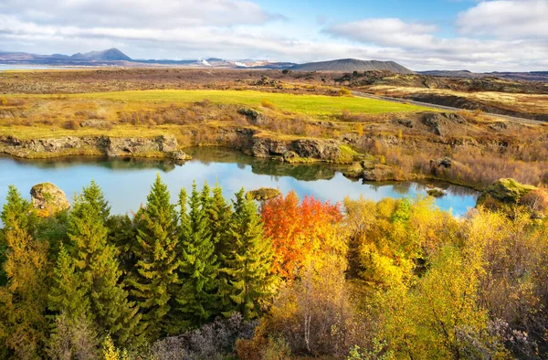 Lago Myvatn en el norte de Islandia. Paisaje tranquilo otoño — Foto de Stock