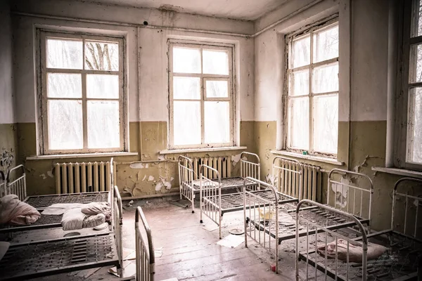 Quarto no jardim de infância abandonado zona de Cherrnobyl, Ucrânia — Fotografia de Stock