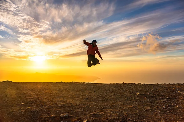 Mutlu adam gün batımında sevinçten zıplıyor. Başarı, kazanan, mutluluk, ttavel konsepti — Stok fotoğraf