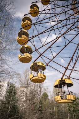 Pripyat Çernobil hayalet kasabasında eski dönme dolap
