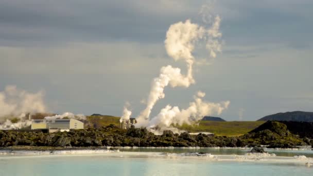 Central geotérmica de Svartsengi en Islandia, cerca de la laguna azul — Vídeo de stock