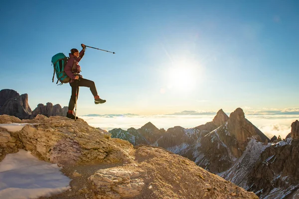 Mujer deportiva de senderismo en las montañas de altura. Éxito, logro, estilo de vida . — Foto de Stock