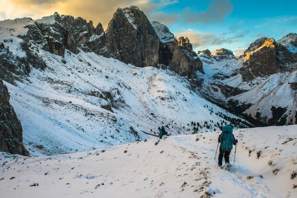 Femme randonnée en montagne — Photo