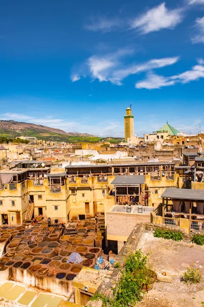 Fez, Marruecos. Panorama del casco antiguo, curtidurías y tanques con pintura de color para cuero — Foto de Stock