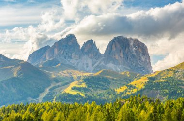 İlk kardan sonra dağ manzarası