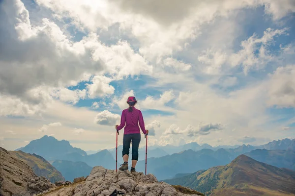 산길 Dolomites 산맥, 이탈리아에 발랄 한 젊은 여자 — 스톡 사진