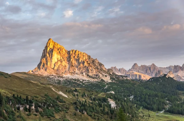 Zomer berglandschap dolomiet Alpen, Italië — Stockfoto